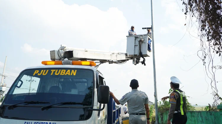 Pemasangan Blue Light di Tuban Bantu Tingkatkan Konsentrasi Para Pengendara