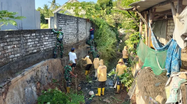 Bersiap Hadapi Musim Hujan, Masyarakat Kecamatan Palang Bersihkan Aliran Sungai
