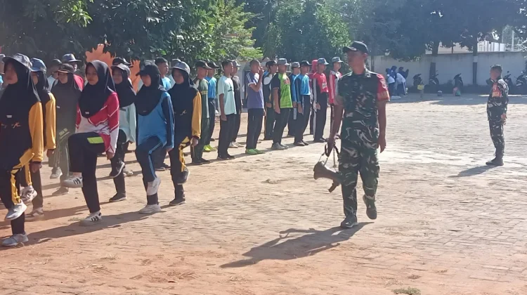 Babinsa Kodim 0812 Lamongan Gembleng Calon Paskibraka Upacara HUT Ke-81 RI