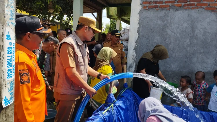 Bupati Lamongan Turunkan 5 Truk Air Bersih untuk Warga Terdampak Kekeringan