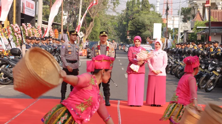 Disambut Pedang Pora, Kapolres Baru Lamongan Ajak Personel Perkuat Soliditas