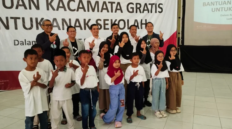 Kacamata Gratis Bantu Pelajar Lamongan Melihat Pelajaran Lebih Jelas