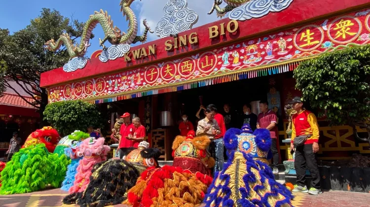 HUT Dewa KongCo, Ribuan Pengunjung Padati Klenteng Kwan Sing Bio Tuban