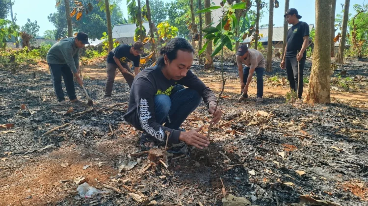 Rambut Gondrong Bukan Halangan Pemuda Dagan Peduli Lingkungan