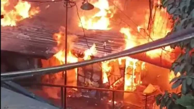 Kebakaran Diduga akibat Pembakaran Sampah di Lamongan Hanguskan Belasan Lapak