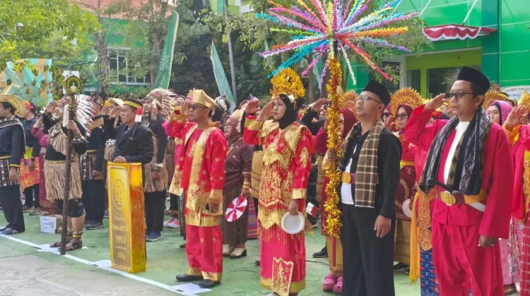 Busana Adat Nusantara Warnai Upacara Kemerdekaan di UNISLA, Pererat Budaya