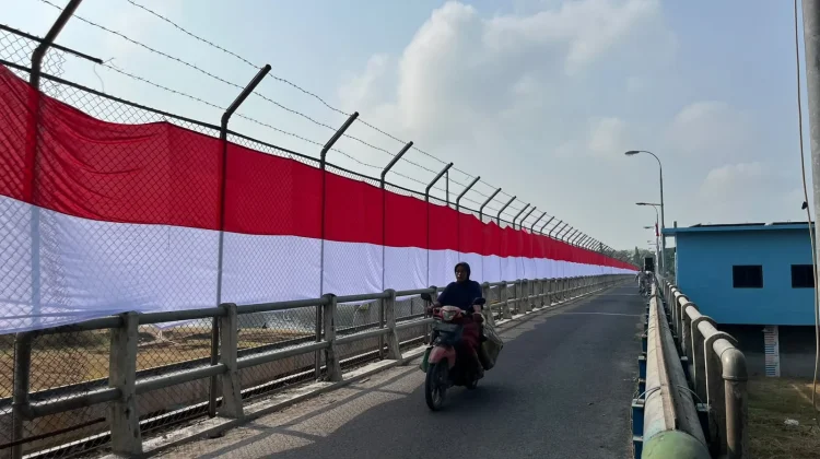 HUT RI di Lamongan, Warga Bentangkan Bendera Merah Putih Sepanjang Bendungan