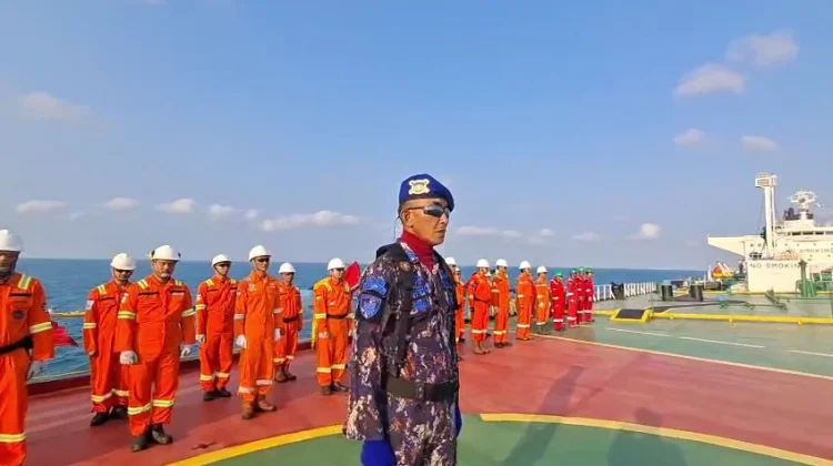 Semangat Kemerdekaan, Satpolairud Lamongan Upacara di tengah Laut