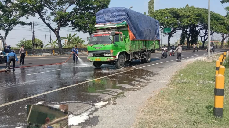 Polres Lamongan Respons Cepat Tumpahan Diduga Zat Kimia di JLU