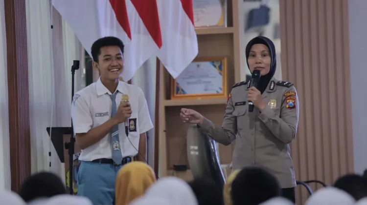 Polwan Polres Lamongan Edukasi Pelajar Cegah Bullying dan Narkoba
