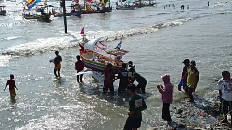 Wujud Syukur atas Hasil Laut, Nelayan Sidomulyo Tuban Gelar Tradisi Sedekah