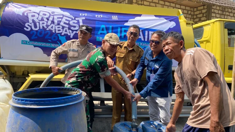Atasi Kekeringan, RRI Surabaya Salurkan Bantuan Air Bersih di Grabagan Tuban
