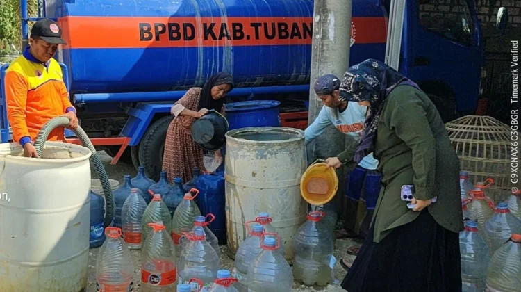 Bantu Warga Terdampak Kekeringan, Pemkab Tuban Distribusikan Air Bersih