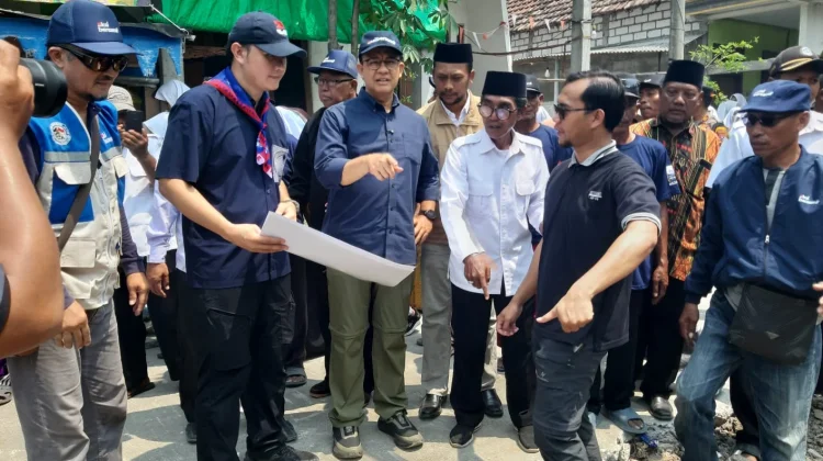 Anies Baswedan Tinjau Jembatan Titian Penghubung Kalitengah dan Turi Lamongan