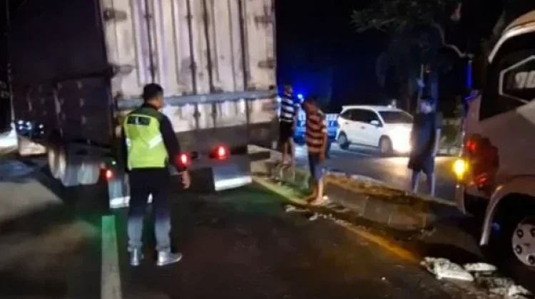 Hindari Motor Putar Balik, Truk Naik Median JLU Lamongan