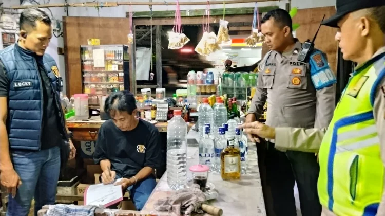 Polsek Deket Sita Puluhan Botol Miras, Berawal dari Laporan Warga