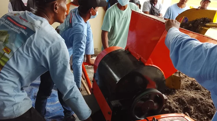 EMCL Dampingi Warga Plumpang Olah Kotoran Hewan Menjadi Pupuk Organik