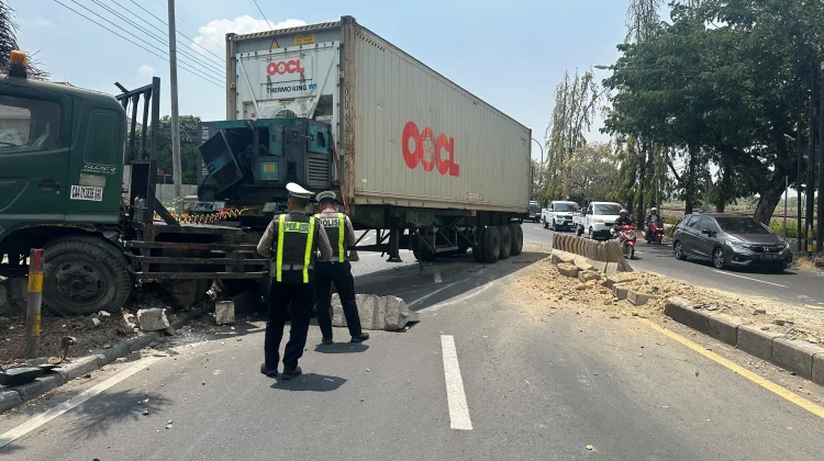 Truk Trailer Oleng Tabrak Median Jalan Lamongan-Babat