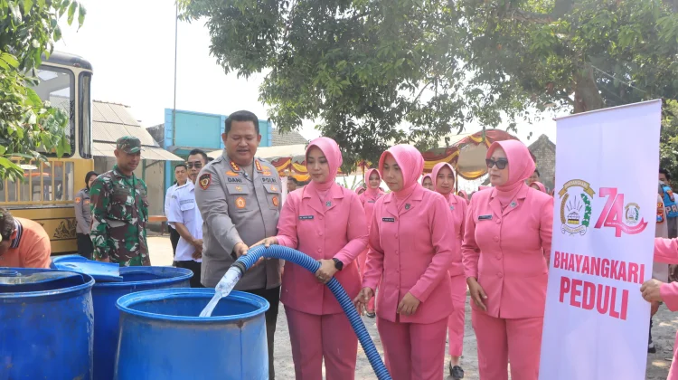 Bantu Warga Terdampak Kekeringan, Polresta Tuban Salurkan 88 Ribu Liter Air Bersih