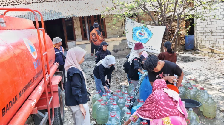 Kemarau Panjang, BEM Unirow Tuban Salurkan 20 Ribu Liter Air Bersih