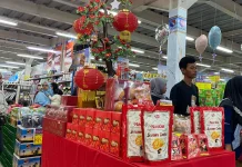 Penjualan Kebutuhan Imlek di Tuban Cenderung Menurun