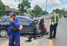 Diduga Kurang Hati-Hati, Mobil Tabrak Motor di Turi Lamongan