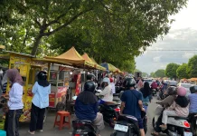 Perdana Dibuka, Pasar Takjil Tuban Padat Pengunjung