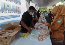 Warga Serbu Bapok Pasar Murah Disperindag Jatim di Lamongan