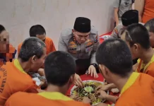 Humanis dan Bersahabat, Kapolres Lamongan Berbuka Puasa Bersama Tahanan