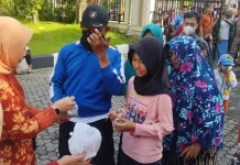 Semangat Berbagi, DWP Lamongan Bagikan Takjil Kepada Warga