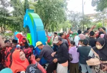 Ratusan Warga Lamongan Antusias “War Takjil”, 400 Paket Ludes 10 Menit