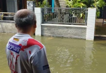 Banjir Berlumut, Warga Glagah Pasang Jaring di Jalan Desa
