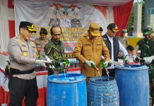 Jelang Lebaran, Polres Lamongan Musnahkan Knalpot Brong dan Miras Ilegal