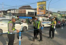 Satgas Kamseltibcar Polres Lamongan Lakukan Rekayasa Lalu Lintas di Babat