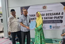 PWI Lamongan Salurkan Hasil Lelang Kontes Lele untuk Yatim Piatu