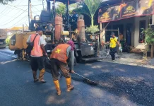 Menjelang Mudik Lebaran, Perbaikan Jalan di Lamongan Dikebut