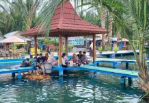 Pesona Ribuan Ikan Hias, Wisata Pelang Tuban Ramai saat Lebaran