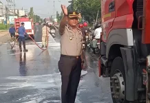 Cegah Lakalantas Polsek Babat Amankan Tumpahan Solar