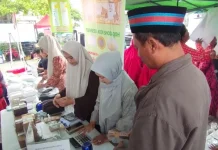 Penyedia Jasa Penukaran Riyal Diserbu CJH Lamongan jelang Keberangkatan