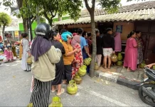 Stok LPG Langka, Masyarakat Tuban Rela Antre sejak Pagi
