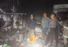 Damkar dan Polsek Babat Tangani Kebakaran Counter Seluler