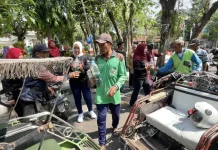 Squad Nusantara Bagikan BBM Gratis untuk Pengemudi Becak Motor di Lamongan