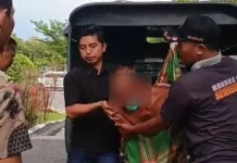 Sikap Humanis Satpol PP Bojonegoro saat Amankan ODGJ yang Mengamuk