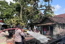 Polsek Babat dan Warga Sigap Padamkan Kebakaran Rumah di Sumurgenuk