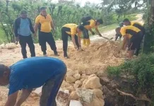 Polres Lamongan Bersama Warga Tangani Jembatan Ambrol di Solokuro