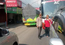 Polsek Babat Urai Kemacetan Parah Dampak Kecelakaan di Perbatasan Tuban