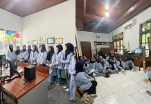 Siswa Smansa Tuban Kunjungi RRI Belajar Penyiaran Radio