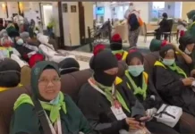Mawar Merah di Kerudung Jadi Penanda Unik Jemaah Haji Lamongan