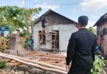 Warga Binaan Lapas Tuban Bantu Renovasi Rumah Tidak Layak Huni