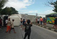 Truk Muatan Sabun Terguling di Babat Lamongan, Akibatkan Macet Panjang